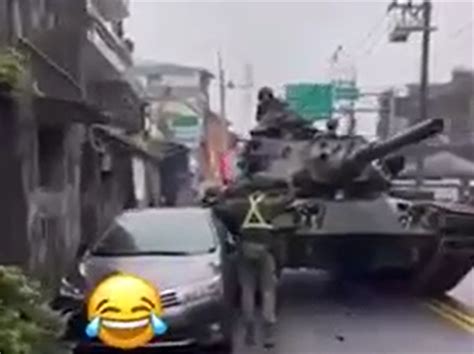 【组图】俄T-72高速撞墙 主装甲被撞碎