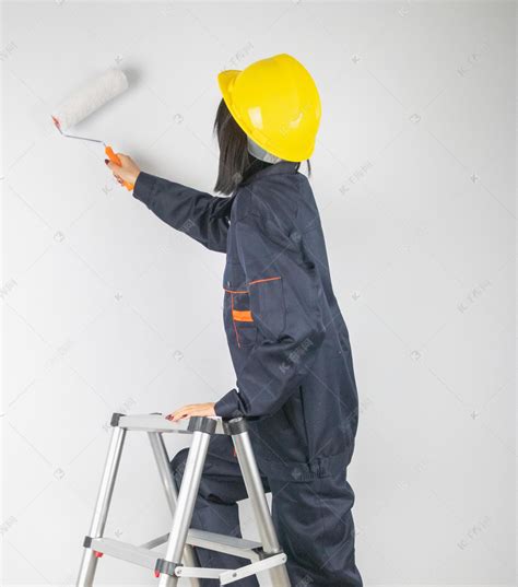 五一劳动节油漆工早上人物梯子室内刷墙摄影图配图高清摄影大图-千库网