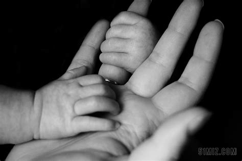 人温馨母亲和婴儿的手背景图片免费下载 - 觅知网