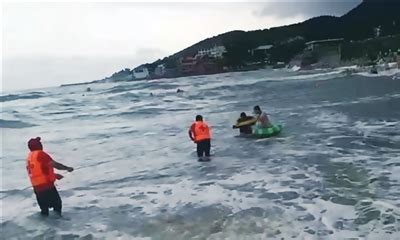 青岛早报数字报-8人被浪卷进海 多人接力救上岸
