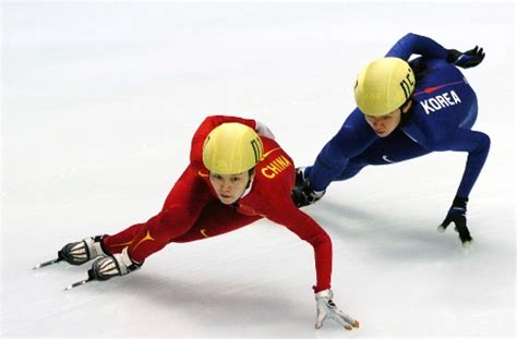 花样溜冰图片-在冰上表演的花样滑冰运动员素材-高清图片-摄影照片-寻图免费打包下载