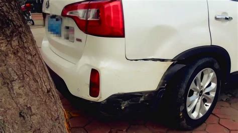 新手女司机倒车时油门当刹车车子失控撞到大树_腾讯视频
