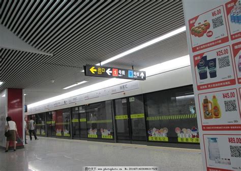 北京这些地铁站外通道总有人摆摊，卫生安全存隐患，望治理 | 北晚新视觉