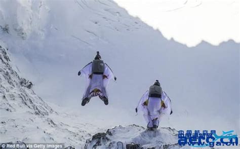 极限运动爱好者倒挂飞机机翼上表演高难度跳伞