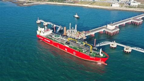 全球最大LNG运输加注船完成首船加注 - 中国石油石化