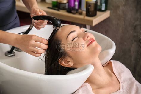 在美容院洗头发的年轻女人高清图片下载-正版图片505441988-摄图网