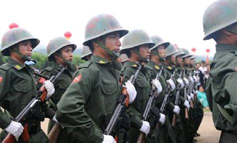 缅甸掸邦四特阅兵，徒步方队接受检阅，主持人现场中文翻译！_新浪新闻