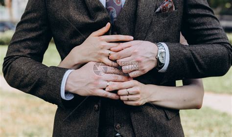 新娘和新郎的手握着高清图片下载-正版图片507168983-摄图网