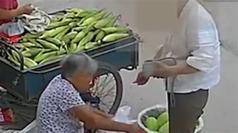 老人卖菜收到100元假钱痛哭 警察自掏腰包买下全部蔬菜_凤凰网
