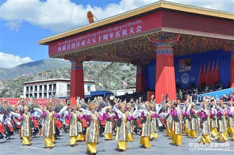 西藏自治区成立50周年群众游行活动今天在拉萨布达拉宫广场举行。图为主题彩车经过主席台前。人民网记者 赵纲摄