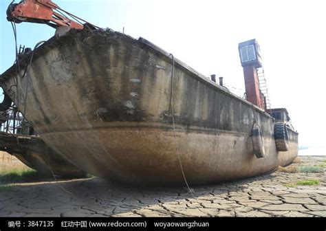 海岸线上的废弃渔船高清图片下载-正版图片600443919-摄图网