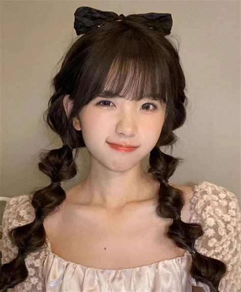 编发造型温柔女生头像