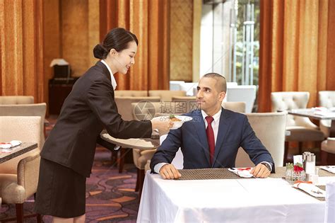 酒店服务餐厅服务员给外国客人上菜高清图片下载-正版图片501417237-摄图网