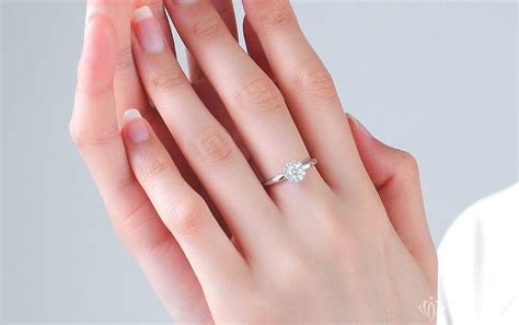 给女朋友钻石戒指的男人高清图片下载-正版图片501475739-摄图网