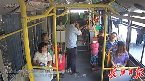 两个小女孩分别上错公交车和家人走散，幸亏遇到了他们_武汉_新闻中心_长江网_cjn.cn