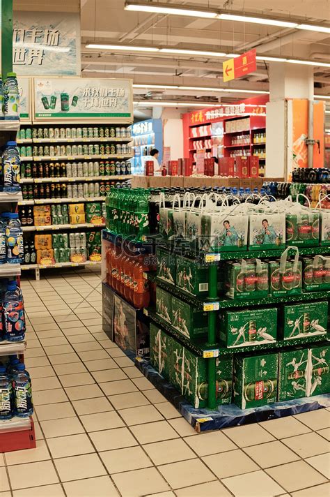 大型超市卖场酒水货品陈列促销摆设摄影图配图高清摄影大图-千库网