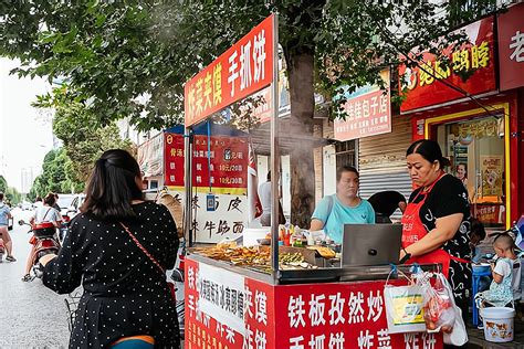 安庆某校门口流动食品摊点“扎堆” 有关部门作出回应_安徽频道_凤凰网
