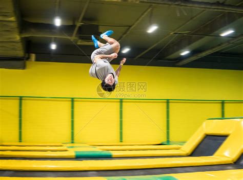 蹦床上跳跃者进行复杂的技操练在蹦高清图片下载-正版图片505244950-摄图网