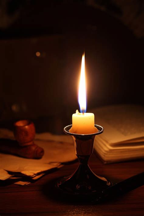 古代没有电的晚上，人们靠什么照明？说一说蜡烛的历史