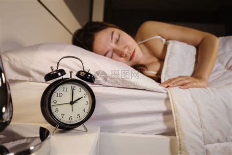 时钟2点女人睡在床上高清图片下载-正版图片306867907-摄图网