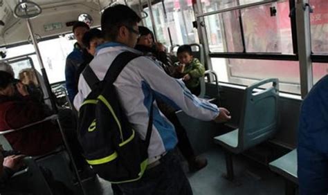 老人地铁内强行拉拽女士要求让座，上海地铁：让座并非强制_围观_澎湃新闻-The Paper