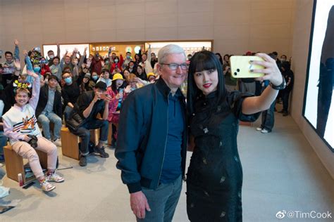 苹果CEO库克第14次来华“作秀” 释放了什么信号？__凤凰网