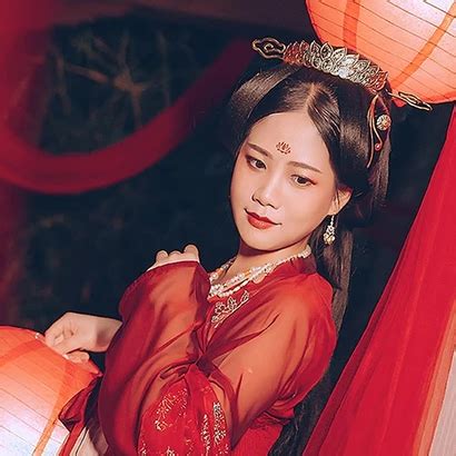 古风头像女生扇子红衣服