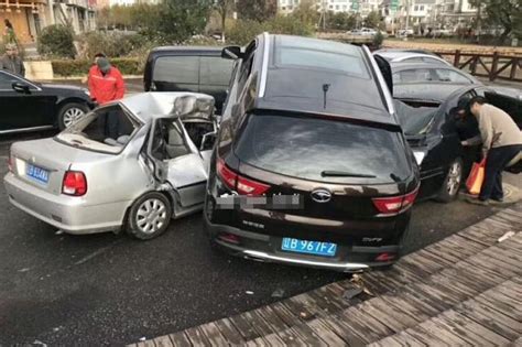 阜阳市三车相撞司机被困 - 太平洋消防网
