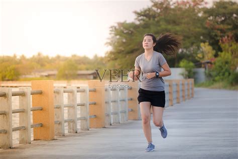 亚洲女性跑步者她早上在马路上跑步照片摄影图片_ID:351367137-Veer图库