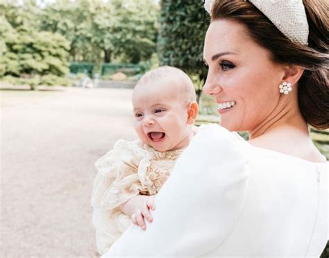 英国王室公布最新家庭合照，凯特王妃三个孩子到底像谁？|夏洛特|凯特王妃|公主_新浪新闻
