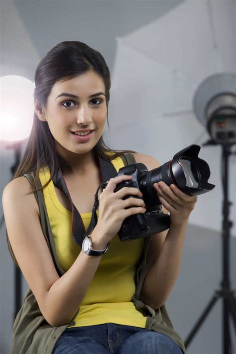 女摄影师图片-微笑的女摄影师素材-高清图片-摄影照片-寻图免费打包下载