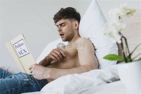 非主流睡衣男子头像