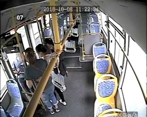 女子坐公交车晕倒无力行走 公交司机借来轮椅救人_湖南频道_凤凰网