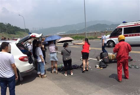 涪陵南滨路一小车与摩托车相撞，驾驶员被撞倒在地！满地是血...__凤凰网