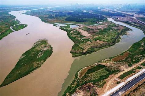 “泾渭分明” / 摄影 陈团结 图中左侧为渭河，右侧为泾河。渭河是黄河最大的支流，泾河是渭河的支流，二水在西安市高陵区相汇，由于含沙量的不同 ...