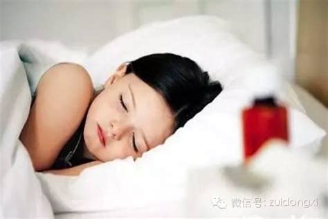 床上睡觉的女人高清图片下载-正版图片501444791-摄图网