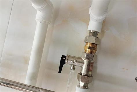热水器进水口安全阀顶漏水怎么办 热水器常见故障维修-简单到家