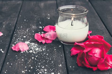 展示礼物在旧木板花束上烧玫瑰和蜡烛设计结构图案玫瑰和在旧木板花架上烧蜡烛木制的高清图片下载-正版图片307933532-摄图网