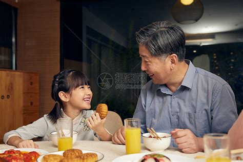 中秋节爷爷和孙女吃月饼高清图片下载-正版图片502504638-摄图网