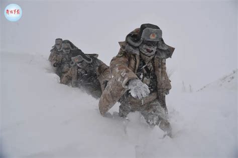 零下40℃，齐腰深的雪……致敬，边防线上“移动的界碑”！_新华报业网