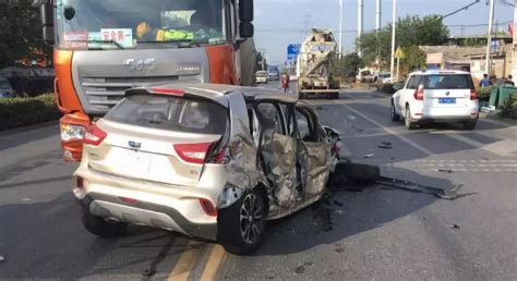 马鞍山发生3车相撞交通事故, 车轮撞掉驾驶员无大碍_安徽频道_凤凰网