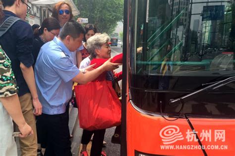 杭州公交呼吁年轻人搀扶老年人上下车 - 杭网原创 - 杭州网