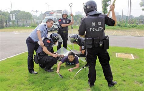 惠州维稳服务队上街打击“两抢一盗”