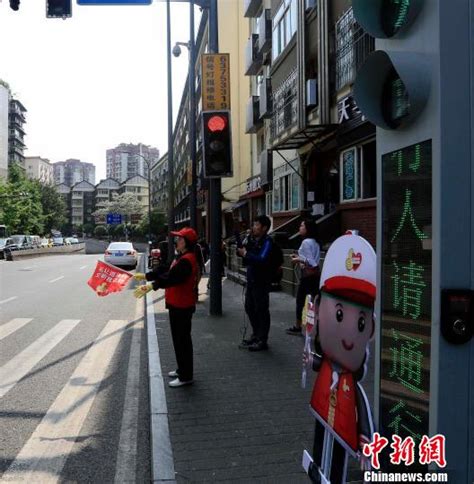 重庆推行一体化人行灯 治理“中国式过马路”|红绿灯|大队长_凤凰资讯
