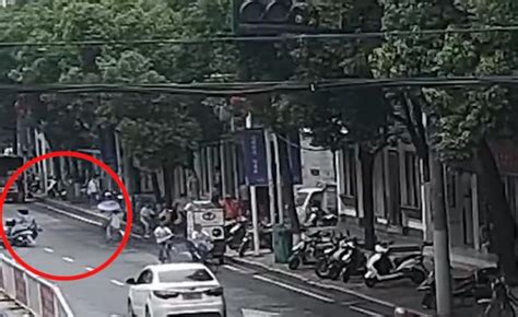 42岁女子驾车撞人后逃逸，受伤行人经抢救死亡_凤凰网视频_凤凰网