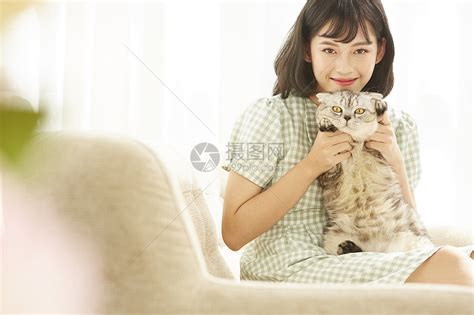 年轻女孩抱着宠物猫猫高清图片下载-正版图片502289917-摄图网