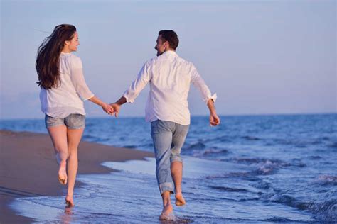 沙滩上亲吻的年轻情侣图片_跪在沙滩上亲吻的年轻情侣素材_高清图片_摄影照片_寻图免费打包下载