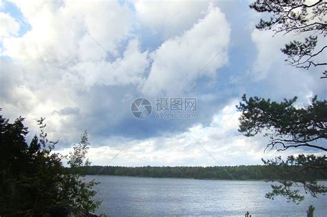 美丽的风景与松树的轮廓对着天空高清图片下载-正版图片506004855-摄图网