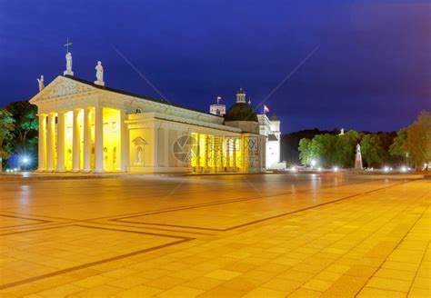 旅行著名的老冬季之夜维尔纽斯大教堂广场立陶宛著名和重要地标的一号高清图片下载-正版图片308033722-摄图网