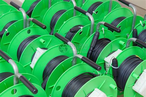 用于新光纤安装的一组绿色电缆卷筒高清图片下载-正版图片503225815-摄图网